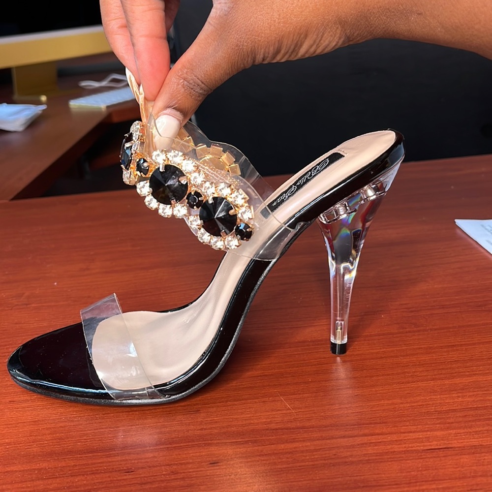 Cute and classy!  Open toe slide.